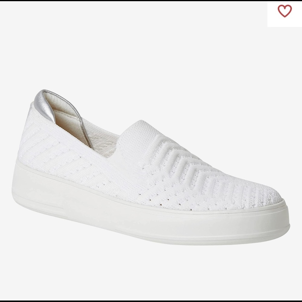 White Dearforms slip on comfort shoes. New with tags. Size 6.5